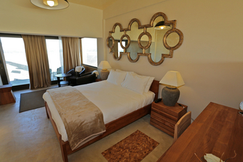 Pelican Point Lodge: Spiegel über dem Bett