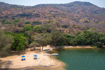 Pumulani Lodge: Strand und Lodge