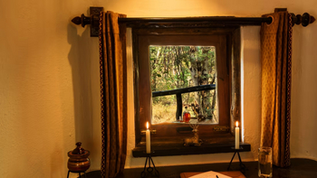 Reni Pani Jungle Lodge: Cottage - Kerzen am Fenster