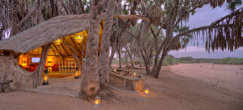 Saruni Rhino Camp: Loungebereich mit Laternen Swara House