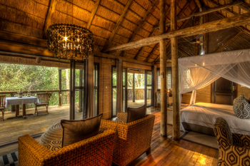 Savute Safari Lodge: Familieneinheit - Sessel unter einem Reetdach