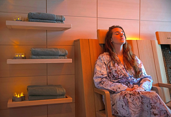 Scenic Eclipse II: KLAFS Holzliege im rot-orangen Wellnessbereich