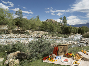 The Grand Dragon Hotel: Picknick an einem Gebirgsbach