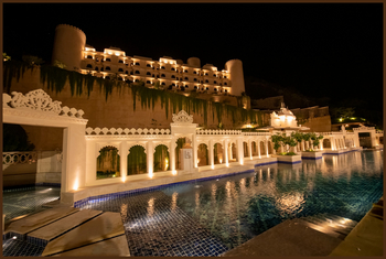 Aurika Hotel: Poolside