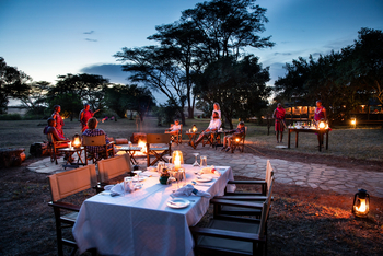 Basecamp Masai Mara: Stuhlkreis um Lagerfeuer