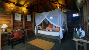 Denwa Backwater Escape: Bett im Treehouse