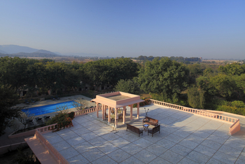 Dev Vilas: Große Terrasse