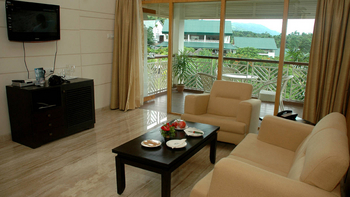 IORA The Retreat: Sessel und TV