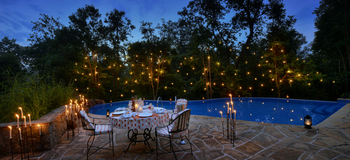 Kanha Earth Lodge: Dinner am Pool