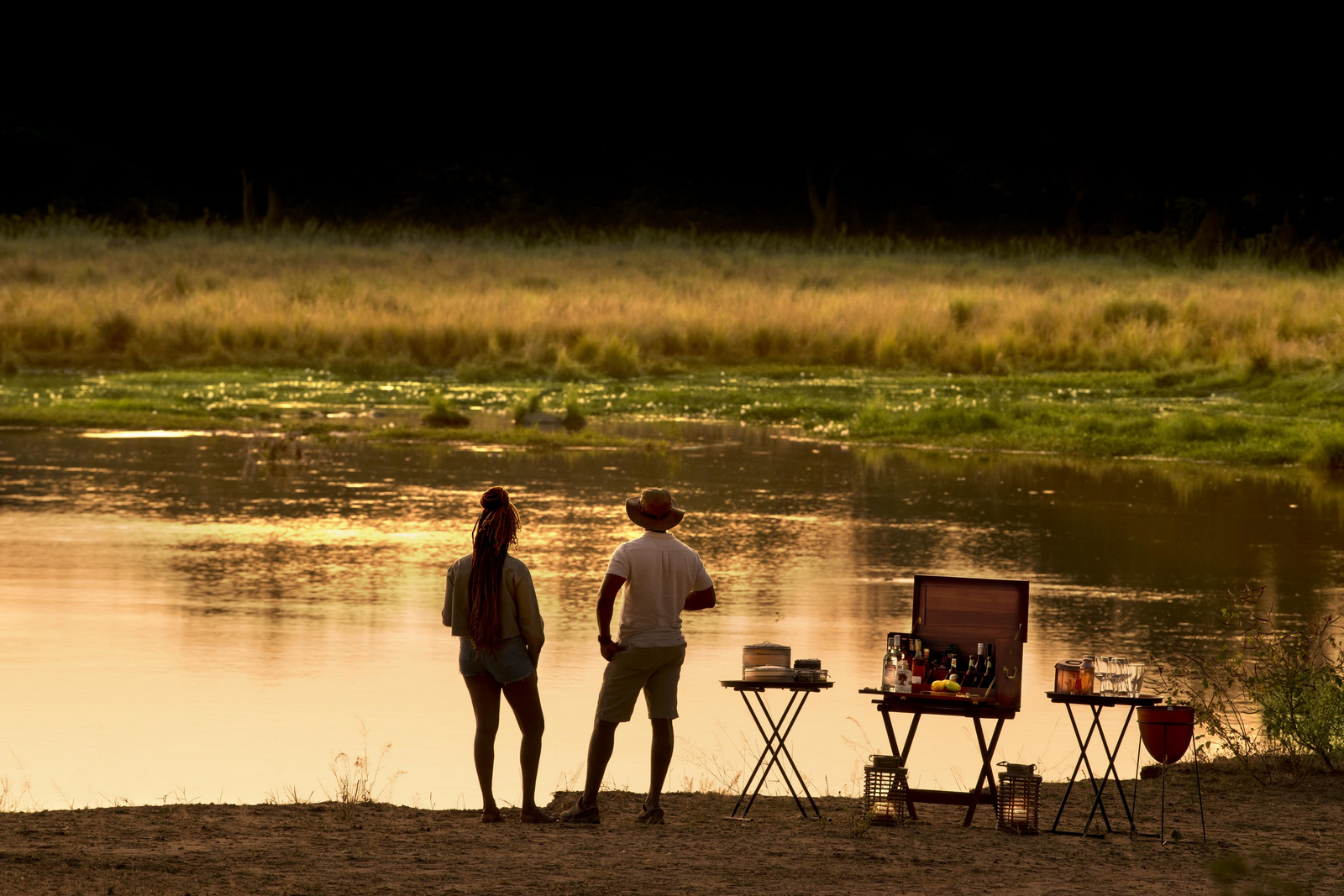 Lolebezi Safari Lodge Lolebezi Safari Lodge: Sundowner an einer Lagune