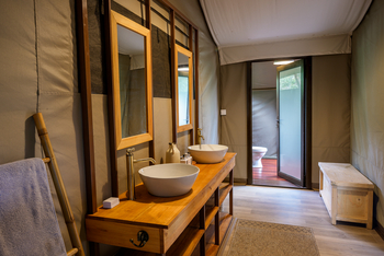 Muddy Teak Camp: Gästebad