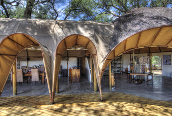 Okuti Camp: Atrium und Speisebereich