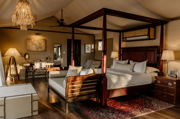 Otjiwa Thornbush Tented Camp: Safari-Schlafzimmer mit Himmelbett und vintage Truhen-Nachttischen