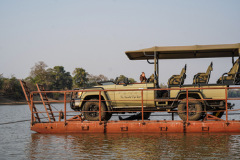 Painted Dogs Lagoon Camp: Vehicle Ferry
