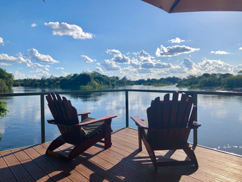 Shametu River Lodge: Sessel am Fluss