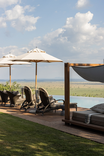 Singita Kilima: Liegestühle am Pool