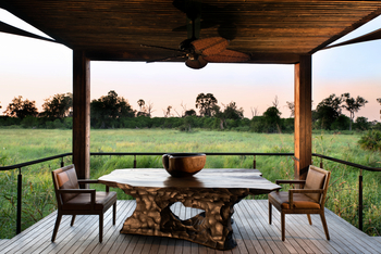 Xigera Safari Lodge Xigera Safari Lodge: Kleines Deck mit kunstvollem Tisch