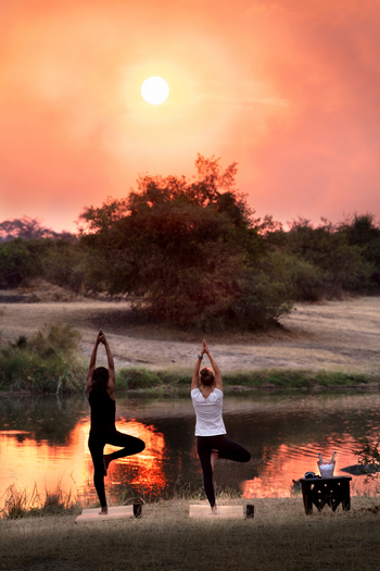 andBeyond Grumeti Serengeti River Lodge: Yoga am Fluss