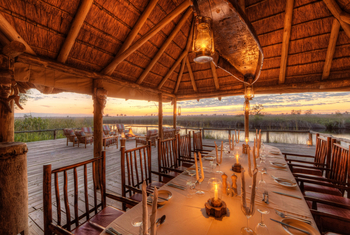 Camp Xakanaxa Camp Xakanaxa: Essbereich mit Kerzen