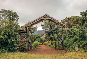 Crater Forest Tented Camp: Eingang mit rustikalem Holzbogen und Schild