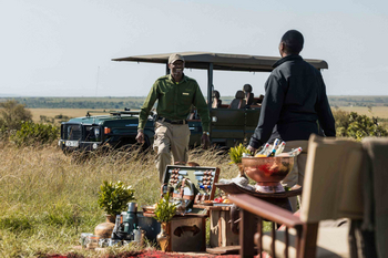 Elewana Little Elephant Pepper Camp: Guide präsentiert Champagner