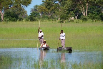 Karangoma Camp: Mokoro mit Poler