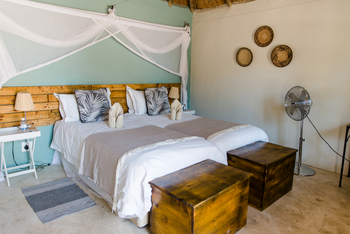 Khwai Guesthouse: Betten mit Standventilator