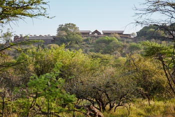 Laba Grumeti Art Lodge: Lage auf einem Hügel