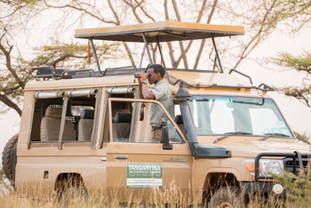 Lahia Tented Lodge: Mitarbeiter mit Fernglas