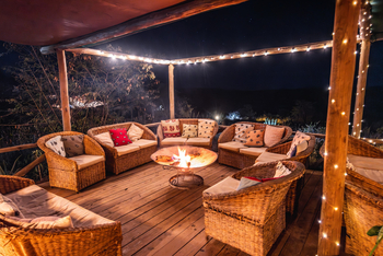 Laikipia Wilderness Camp: Lounge mit Beleuchtung am Abend