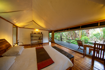 Rhino River Camp: Doppelbett und Veranda