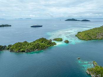 Scenic Eclipse II: Türkisblaues Inselmeer mit Expeditionsschiff