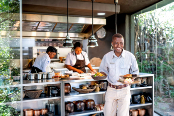 Singita Boulders Lodge: Köche Bereiten Gourmetmahlzeit in Moderner Küche Vor