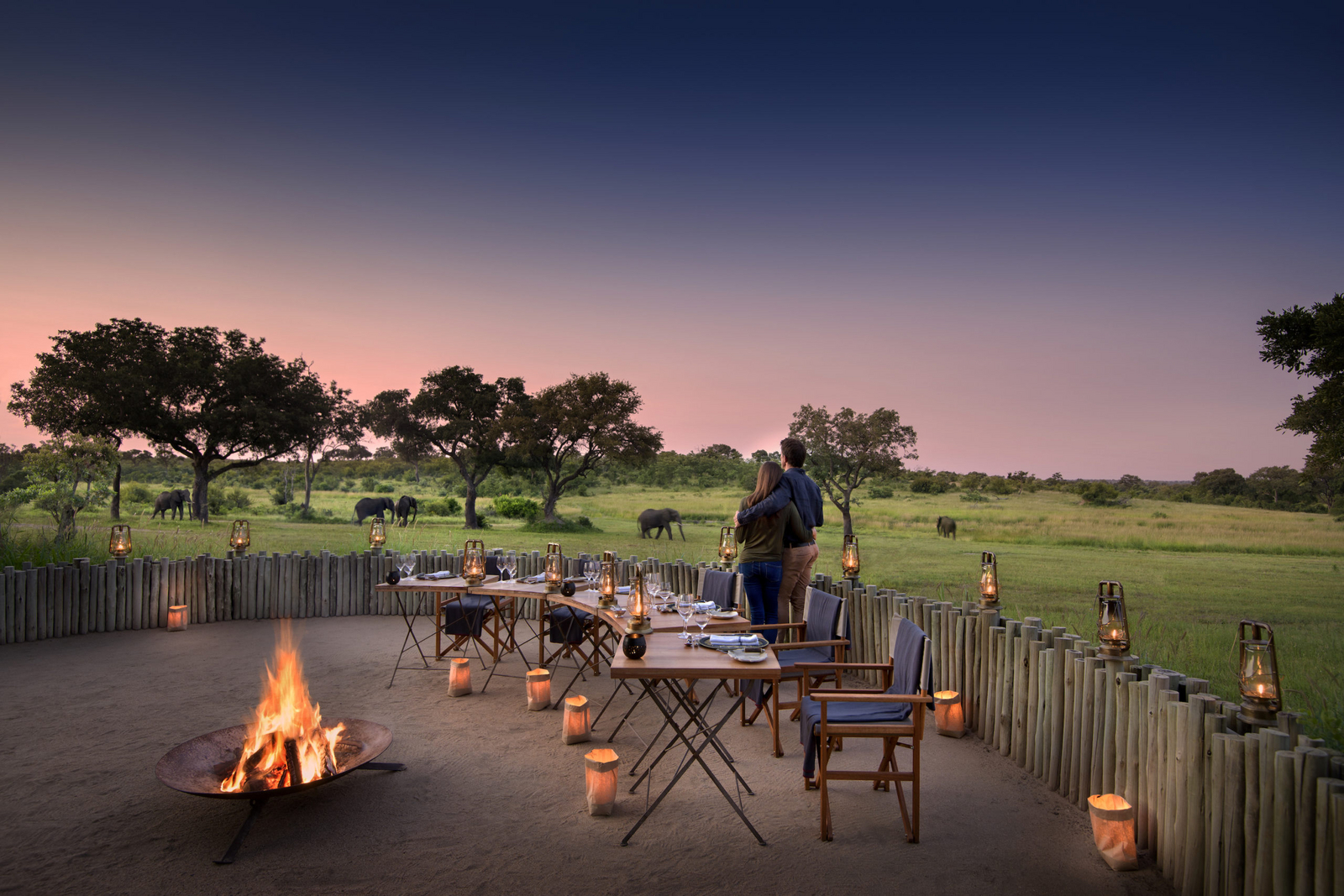 Singita Castleton Singita Castleton: Laternenbeleuchtetes Busch-Dinner im goldenen Abendlicht
