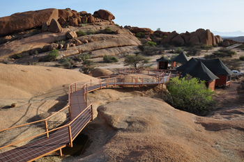 Spitzkoppen Lodge: Steg durch runde Felsen