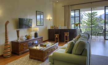 The Bishop's House: Sofa mit Tisch