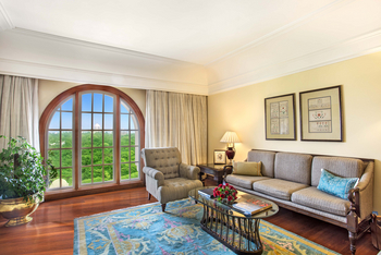 The Oberoi Amarvilas: Deluxe Suite Lounge