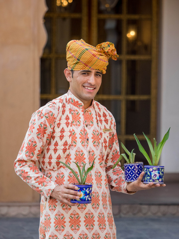 The Oberoi Rajvilas: Butler mit Blumentöpfen