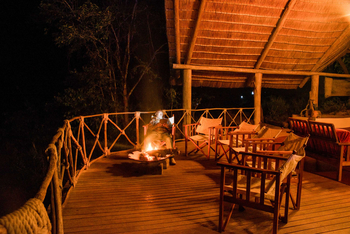 Tongole Wilderness Lodge: Feuerdeck