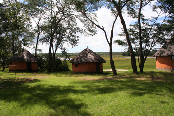 Wasa Lodge: Rondavels unter Bäumen