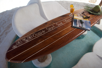 Waterlovers Beach Resort Waterlovers Beach Resort: Surfboard als Tisch