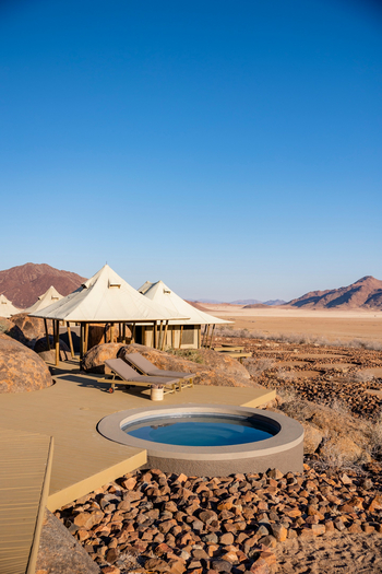Wolwedans Boulders Camp: Liegestühle und Plunge Pool