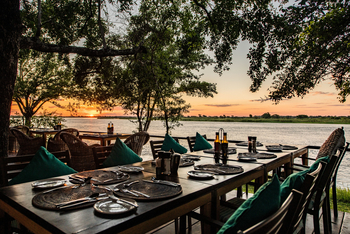 Zambezi Mubala Lodge: Dinner am Fluss