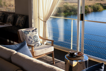 Zambezi Queen Zambezi Queen: Lounge mit Blick auf die Landschaft