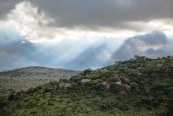 Borana Lodge Borana Lodge: Schräg auf einen Hügel gebautes Camp