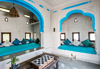 Brij Lakshman Sagar: Blaue Balkons