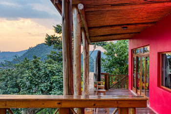 Chameleon Hill Forest Lodge: Barhocker auf Terasse