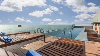 DoubleTree by Hilton Ahmedabad: Swimming Pool