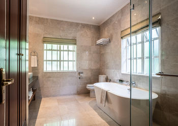 House of Waine: Poolside Cottage