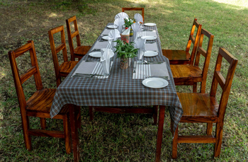 Lake Natron Tented Camp: Rustikale Outdoor-Tafel mit Gedecken am Tag